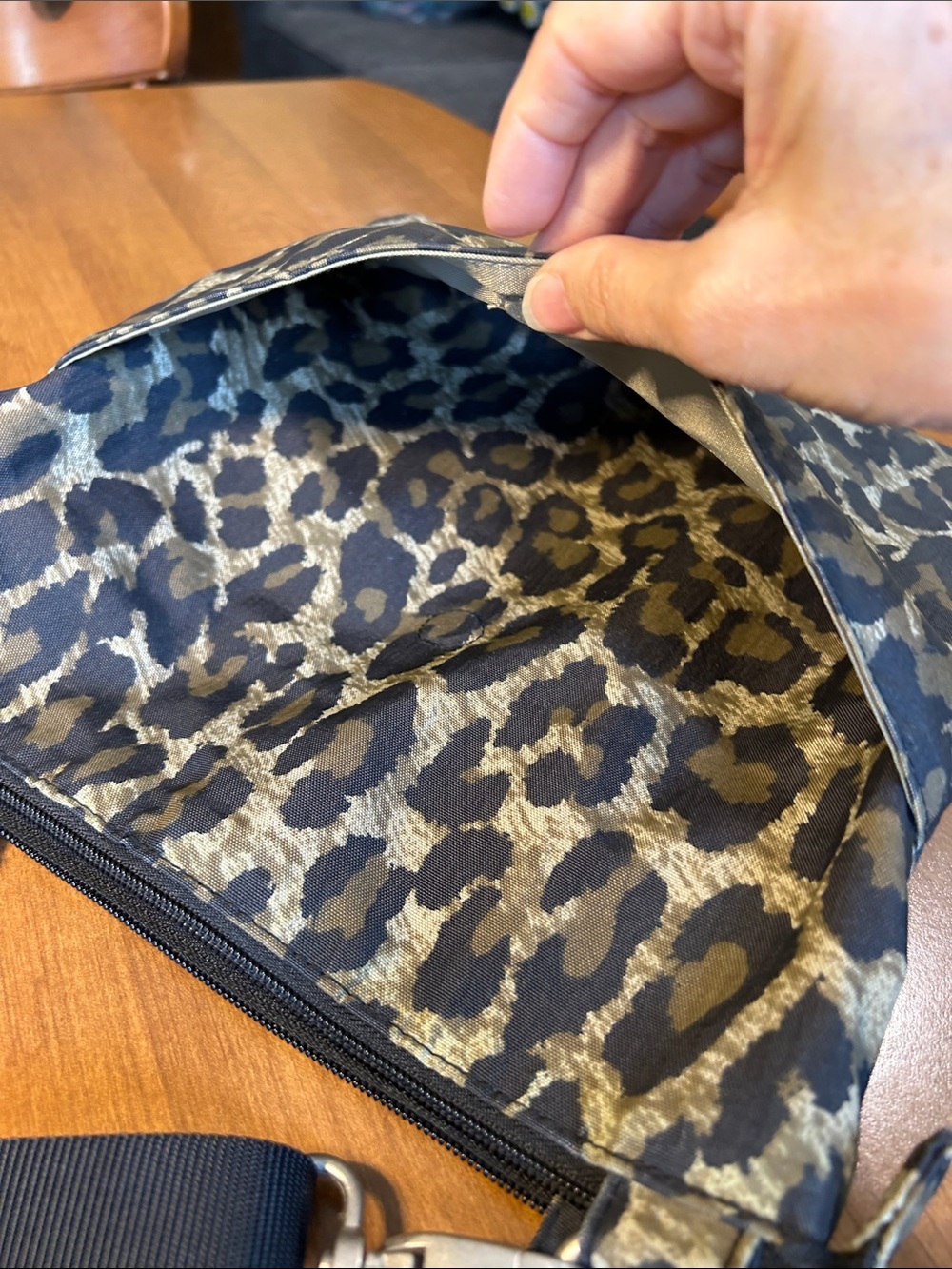 Leopard Print Baggallini Crossbody Bag with Detachable Strap and pouch - Picture 4 of 10